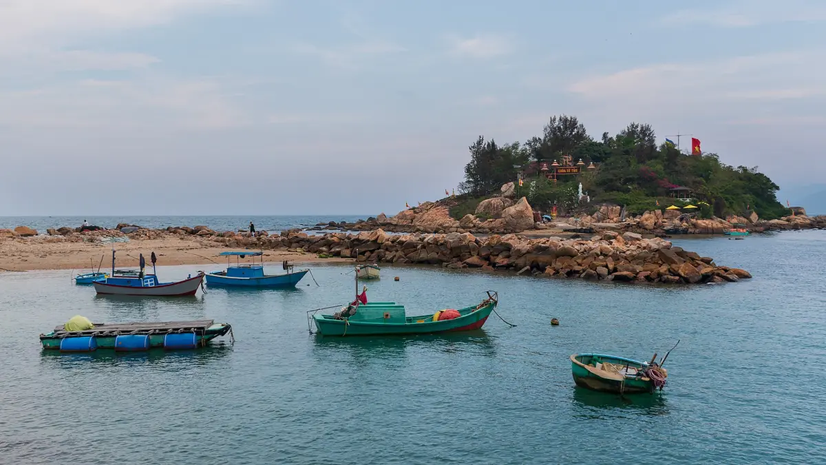 Boats in front of Hon Do island